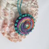 Textilschmuck, schöne Spirale mit Rocailles umrandet Bild 3