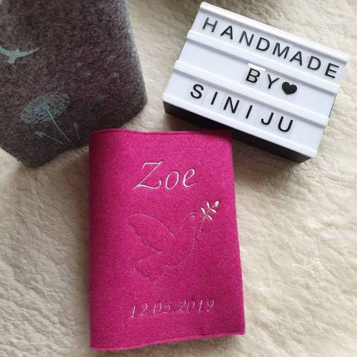 Individuelle Gotteslobhuelle aus Wollfilz, personalisiert bestickt