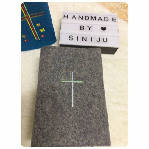 Individuelle Gotteslobhuelle aus Wollfilz, personalisiert bestickt