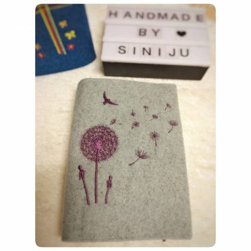 Individuelle Gotteslobhuelle aus Wollfilz, personalisiert bestickt