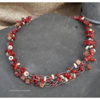 Halskette, Perlenkette gehäkelt aus Edelstahldraht mit Koralle, Holz und Keramik in Rottönen Bild 1