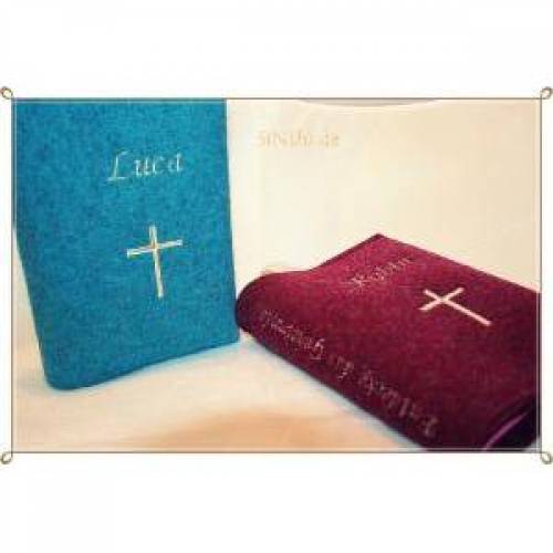 Individuelle Gotteslobhuelle aus Wollfilz, personalisiert bestickt