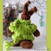 Osterhase Deko- Häschen aus rehbrauner Wolle, bekleidet mit einem lindgrünen Pullunder FÜR LIEBHABER Bild 1