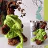 Osterhase Deko- Häschen aus rehbrauner Wolle, bekleidet mit einem lindgrünen Pullunder FÜR LIEBHABER Bild 6
