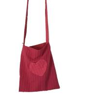 rote Stofftasche mit einem Herz als Außentasche, Henkeltasche, upcycling Bild 1