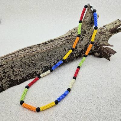 Farbenfrohe Statement-Halskette: Dein Fröhlichkeits-Boost