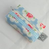 Taschentuchtasche mit Reißverschluss, beschichtete Baumwolle, hellblau und naturweiß mit Rosen Bild 1