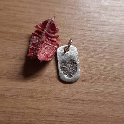 Silberanhänger mit eingeprätem Monstera-Blatt aus 999 Silber