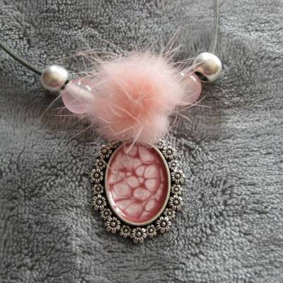 Ovaler Cabochon-Anhänger mit Blumen-Rahmen, gefüllt mit toller Email-Effektfarbe in rose´