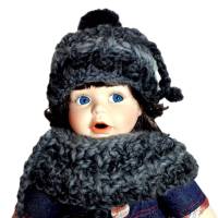 Bommelmütze und Schlauchschal gestrickt aus Wolle Grau Anthrazit Farbverlauf für ein Puppenkind Kopfumfang von 27 cm Bild 2
