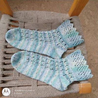 Socken handgestrickt mit Krönchen-Bündchen und Lochmuster,  Größe 38/39, Damensocken