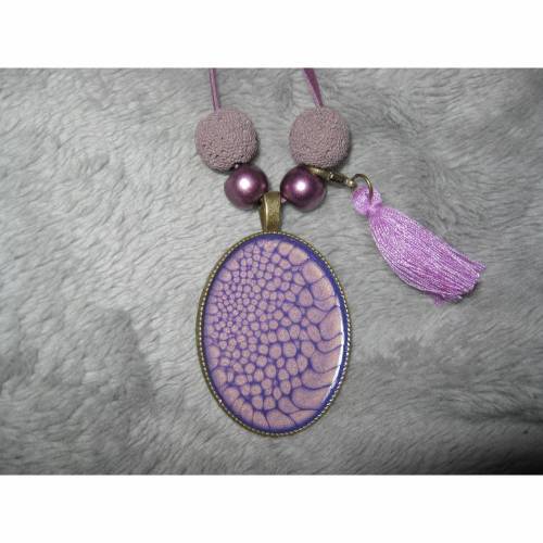 Großer Anhänger bronzefarben mit email-Effektfarbe in violett, Perlen und Quaste am Velourband