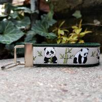 Schlüsselanhänger Schlüsselband Wollfilz dunkelgrün Webband Panda Bären schwarz weiß Geschenk! Bild 1