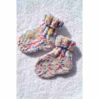Socken Babysocken Erstlingssocken Stricksocken Baby weiß bunt vegan gestrickt 0 - 6 Monate Bild 1