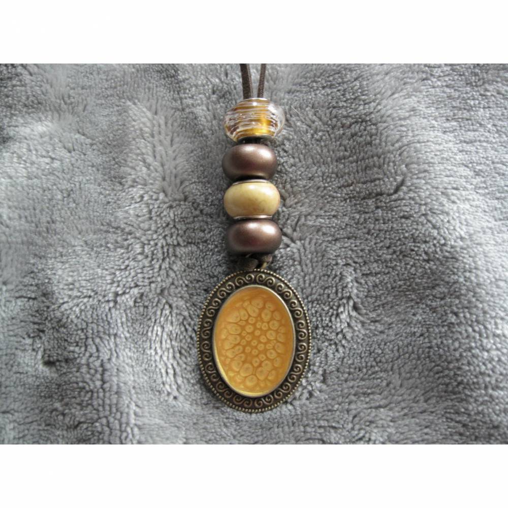 Y-Kette aus bronzefarbenem Anhänger, gefüllt mit email-Effektfarbe, verschiedenen  Perlen und braunem Velourband Bild 1