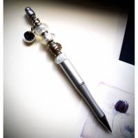 verzierter Kugelschreiber, silber-schwarz,  incl. Ersatzmine, Glasanhänger Bild 1