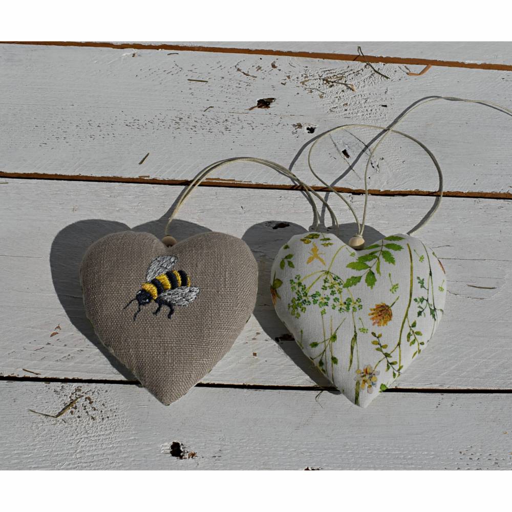  Set ( 2 Stück ) dekorative Herzen mit naturgetreuer Biene Bild 1