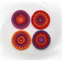 4 Rosetten Häkelapplikationen, Kreise gehäkelt zum Aufnähen, runde Häkelblumen, Mandalas rot lila Bild 1