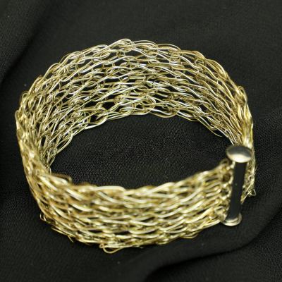 modernes bicolor Damen-Armband gehäkelt in Gold und Silber mit Fädelverschluss