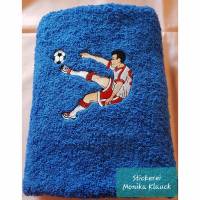 Handtuch, royalblau, 50x100 cm, mit Fußballspieler und wenn gewünscht auch mit Namen Bild 1