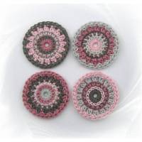 4 Rosetten Häkelapplikationen, Kreise gehäkelt zum Aufnähen, runde Häkelblumen, Mandalas rosa grau Bild 1