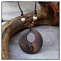 Schmuckanhänger aus Holz mit Spirale und Perlen verziert Bild 1