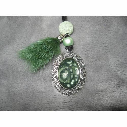Anhänger in Cabochon-Form mit email-Effektfarbe in grün, Perlen und Puschel am Velourband