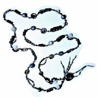 Knotenkette in Grau, Anthrazit und Schwarz - mit herzförmigen Perlen - Umfang 134 cm Bild 2