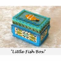 ausgefallene kleine kunst box unikat schmuckbox maritim holz schmuckkästchen blau mit fisch personalisierbar Bild 1
