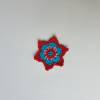 Eine Häkelblume, Häkelapplikation zum aufnähen dekorieren und aufpimpen Bild 3