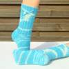 handgestrickte Socken, Strümpfe Gr. 38/39, Damensocken in türkis und weiß, mit kleinem Muster am Bein, Einzelpaar Bild 3