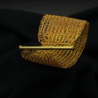 extravaganter Damen-Armschmuck - gehäkelt aus 24ct vergoldetem Draht mit Fädelverschluss von bcd manufaktur Bild 3