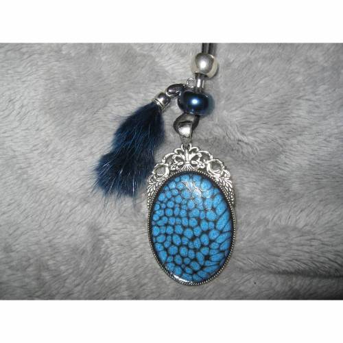 Großer Anhänger in Cabochon-Form mit email-Effektfarbe in blau, Perlen und Puschel am Velourband