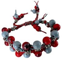 Macramé- Armband mit Perlen in den Farben Rot, Silber und Grau Bild 1