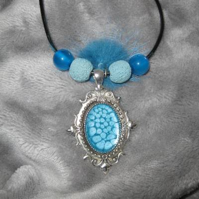 Ovaler Metall-Anhänger mit toller Email-Effektfarbe in türkis mit Perlen und Puschel