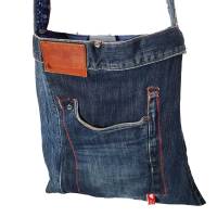 Jeans-upcycling, Stofftasche aus Jeans mit breitem Trageriemen, Jeanstasche aus Marken-Jeans, Bild 1