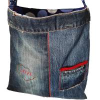 Jeans-upcycling, Stofftasche aus Jeans mit breitem Trageriemen, Jeanstasche aus Marken-Jeans, Bild 2