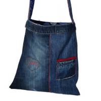 Jeans-upcycling, Stofftasche aus Jeans mit breitem Trageriemen, Jeanstasche aus Marken-Jeans, Bild 3
