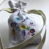 Lesezeichen plus grüne Herzen aus Schafmilch-Seife zum Muttertag, verpackt in besticktes Leinensäckchen Bild 2