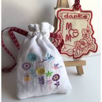 Lesezeichen plus rote Herzen aus Schafmilch-Seife zum Muttertag, verpackt in besticktes Leinensäckchen Bild 1