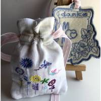 Lesezeichen plus rosa Herzen aus Schafmilch-Seife zum Muttertag, verpackt in besticktes Leinensäckchen Bild 1