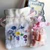 Lesezeichen plus rosa Herzen aus Schafmilch-Seife zum Muttertag, verpackt in besticktes Leinensäckchen Bild 2