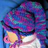 Willkommen Baby- Zipfelmütze gestrickt Royal Pink Lila Violett Blau Grün Farbverlauf  mit geflochtenem Zöpfchen Bild 10
