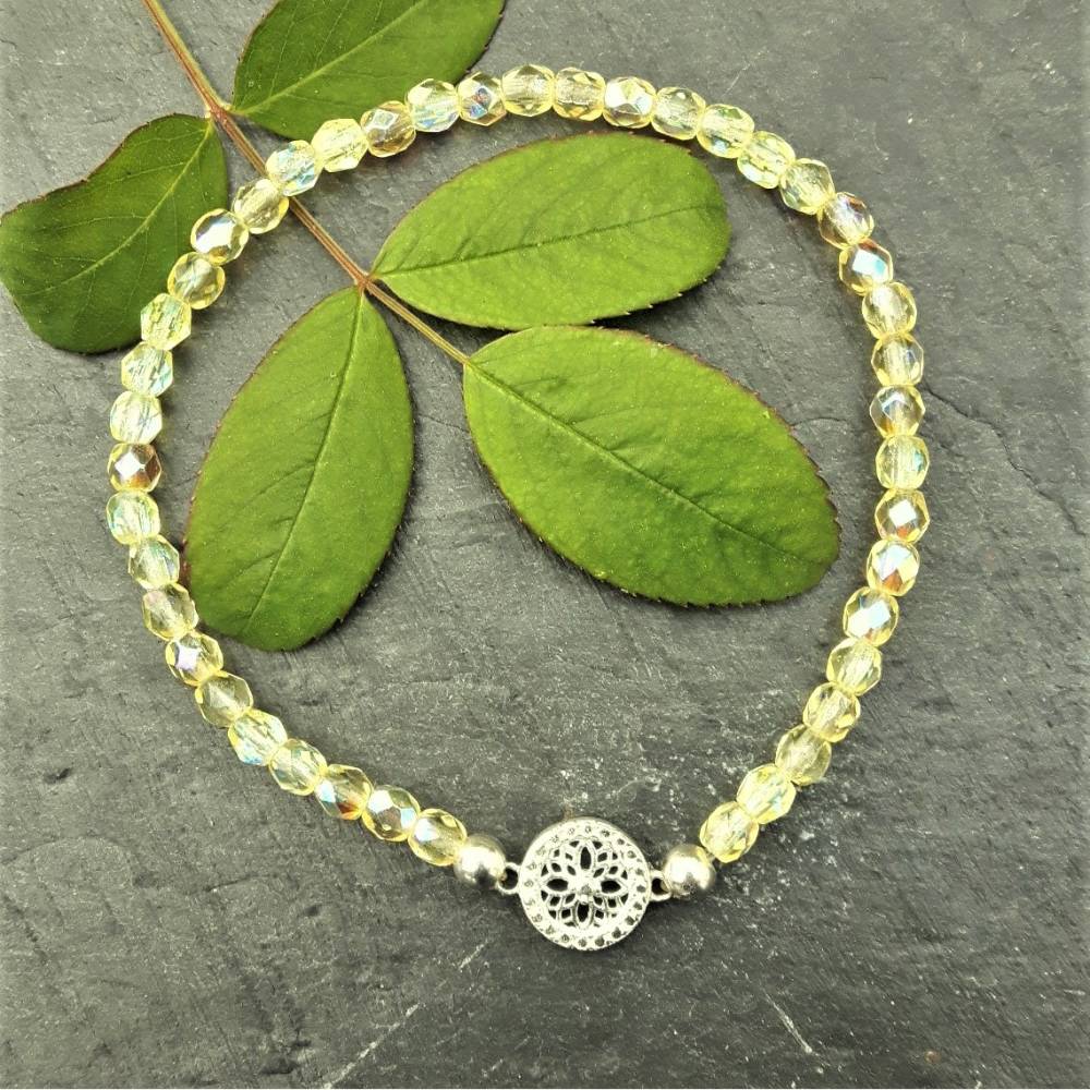 Armband aus irisierenden Glasschliffperlen mit Mandala aus 925 Silber Bild 1