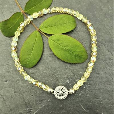 Armband aus irisierenden Glasschliffperlen mit Mandala aus 925 Silber