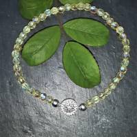 Armband aus irisierenden Glasschliffperlen mit Mandala aus 925 Silber Bild 4