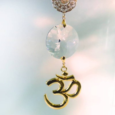 Goldenes Om Symbol Sonnenfänger mit großem Regenbogen Kristall SF-G-9