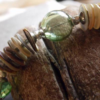 Leichte Halskette mit mundgeblasenen Glasperlen und Perlmutt