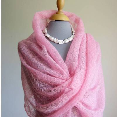 Brautstola aus Mohair in Rosa, gestricktes Umschlagtuch Sommer, zartes Lace-Tuch Schultertuch, Geschenk für Frauen