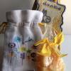 Lesezeichen plus Schafmilch-Seifenherzen zum Muttertag, verpackt in besticktes Leinensäckchen Bild 2
